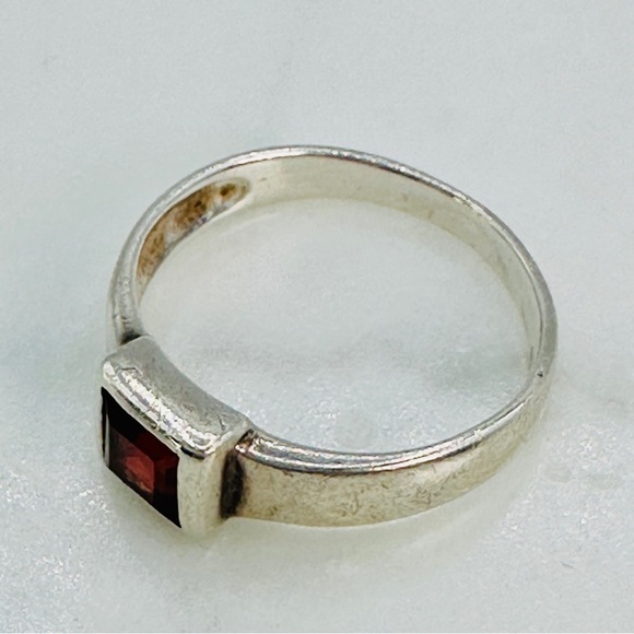 Sterling Silver Ring Garnet  Square Gem  6 3/4 Dainty Modern 925 Unisex - Picture 6 of 12